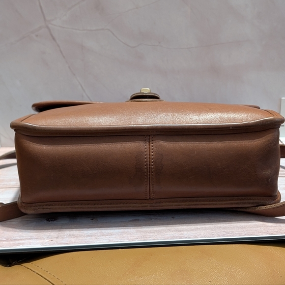 Vintage Coach Willis Leather Crossbody Bag in British Tan - Picture 14 of 16